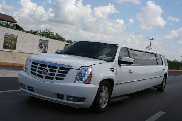 How to Hire a Safe Limo in Michigan for Proms, Weddings, and Other Events