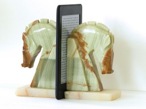 kindle_squeezed_among_chess_bookends
