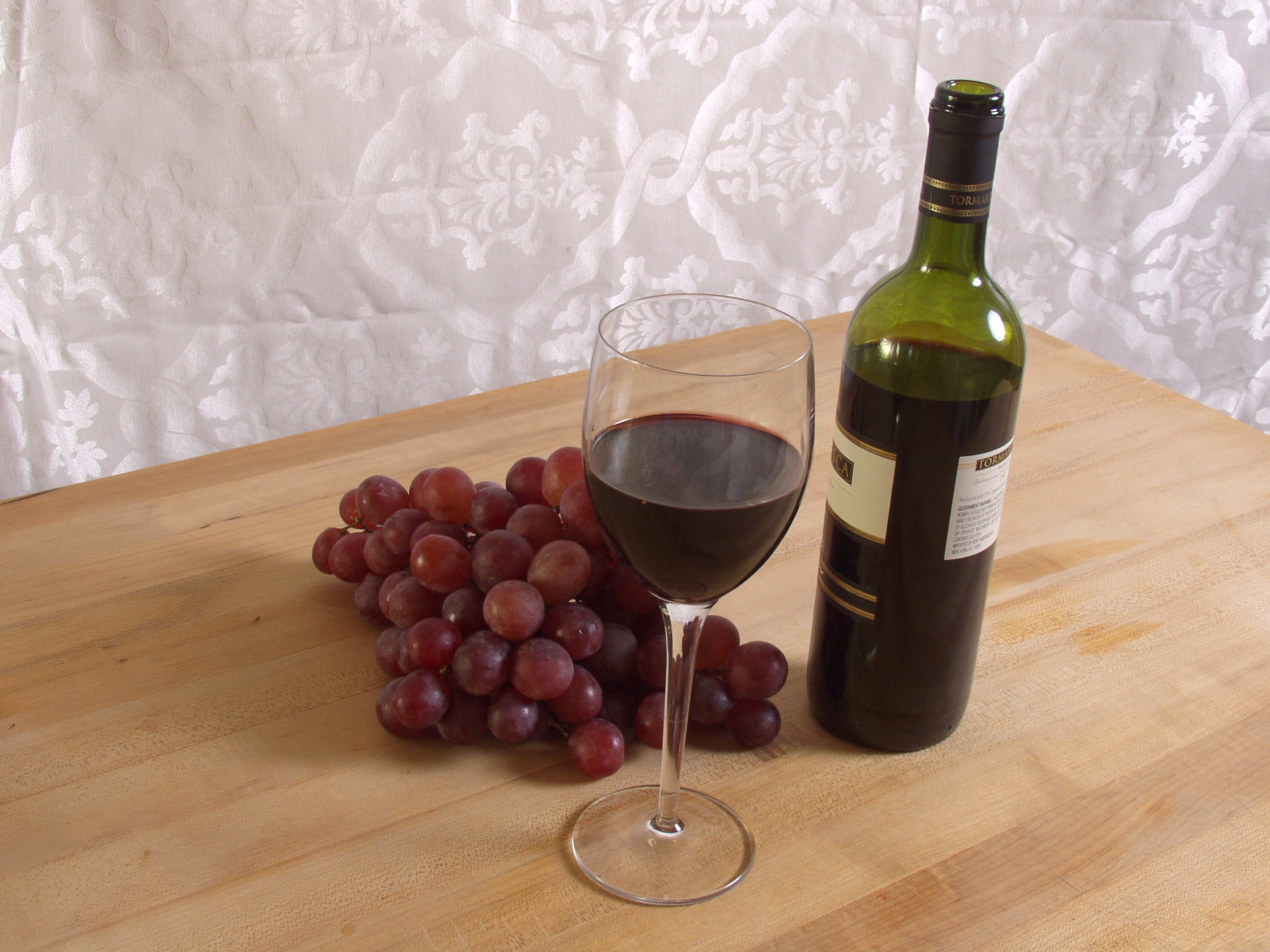 Хорошее вино помогает. Вино дома. Бокал вина дома. Бокал вина фото дома. Вино помогает.