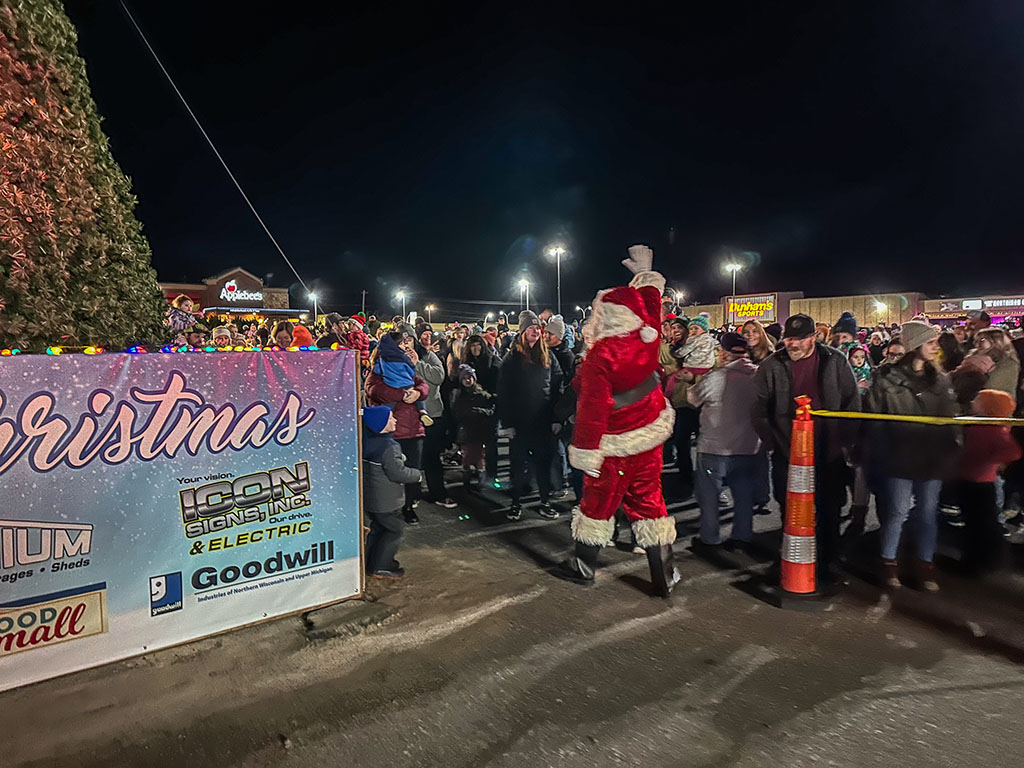 Huge Turnout At The mediaBrew Goodwill Christmas Tree Lighting - Vimarsana News